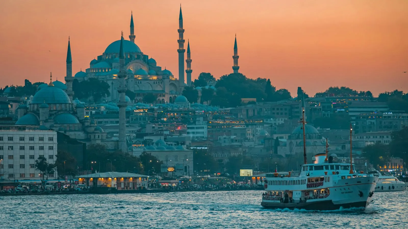Ferry navegando por el Bósforo entre las costas de Estambul