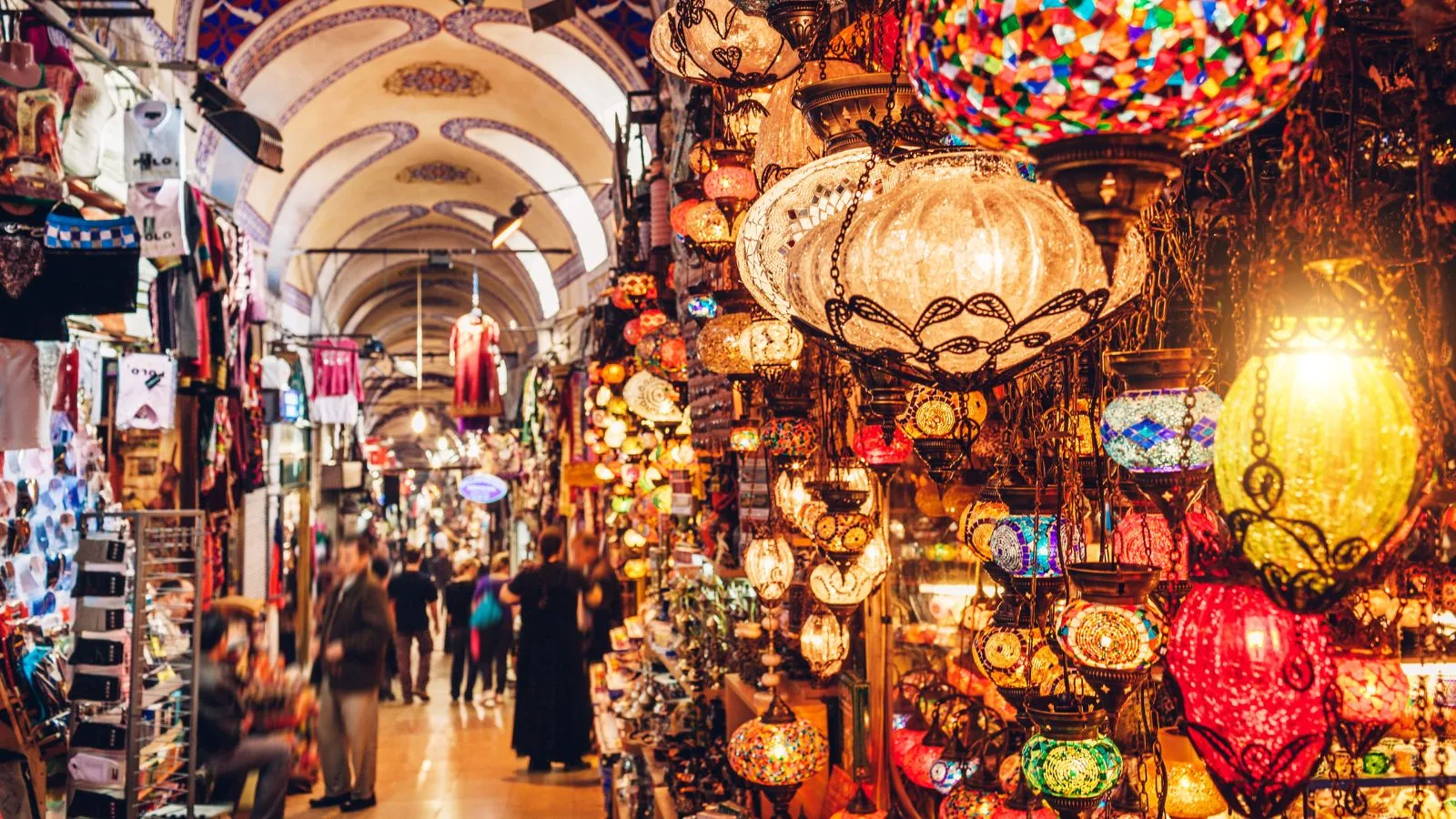 Interior del Gran Bazar de Estambul con tiendas y lámparas tradicionales