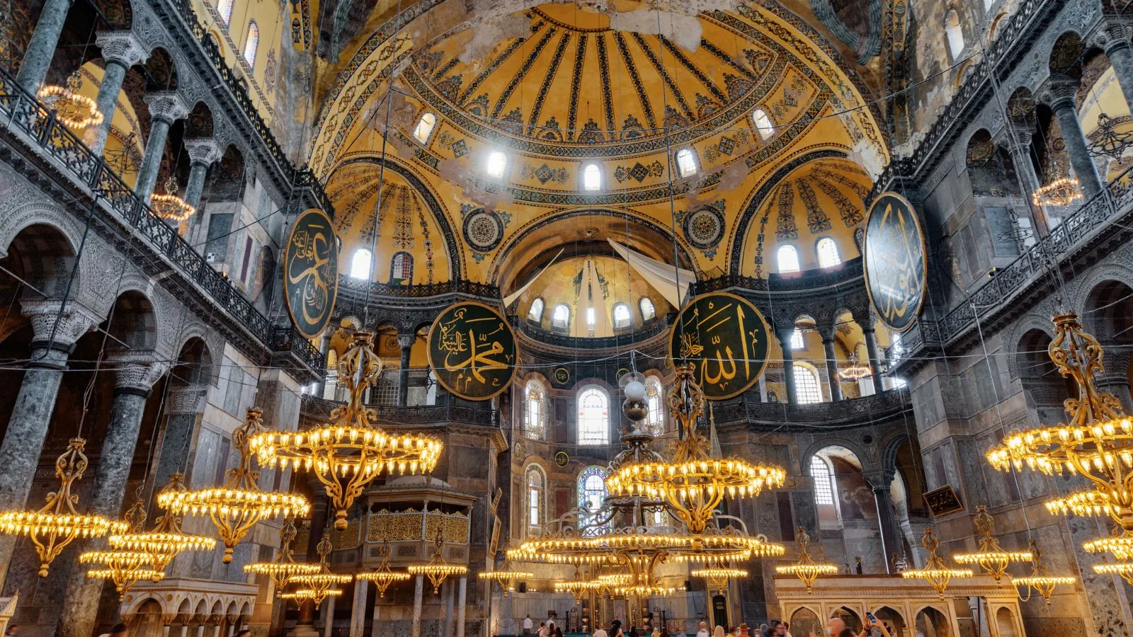 Interior de Santa Sofía en Estambul con su gran cúpula y decoración histórica