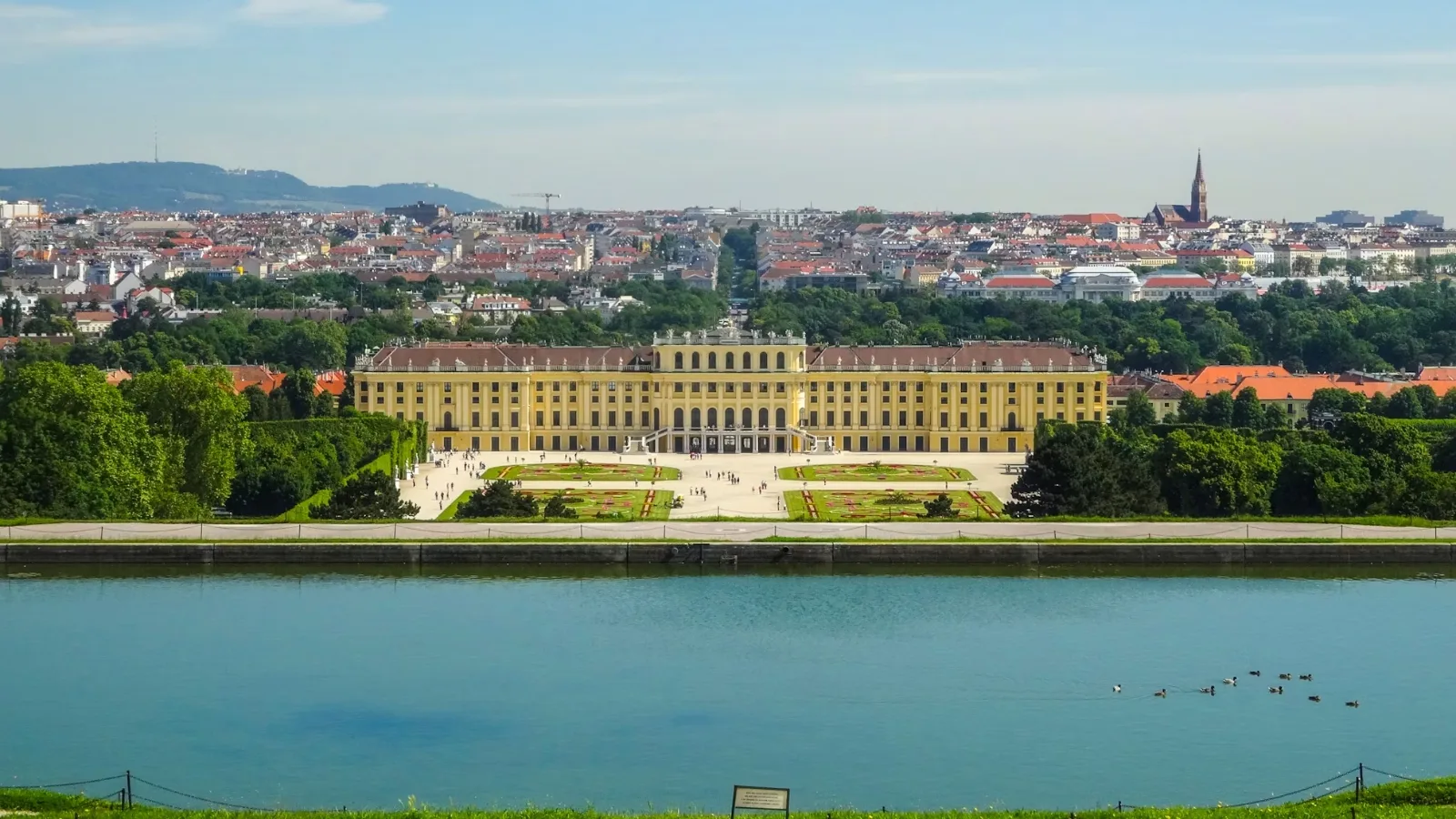 Palacio de Schönbrunn con vista de Viena, Austria