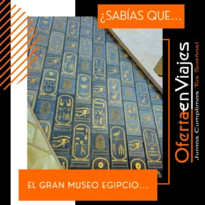 El Museo Egipcio de El Cairo — sala principal con sarcófagos y esculturas faraónicas