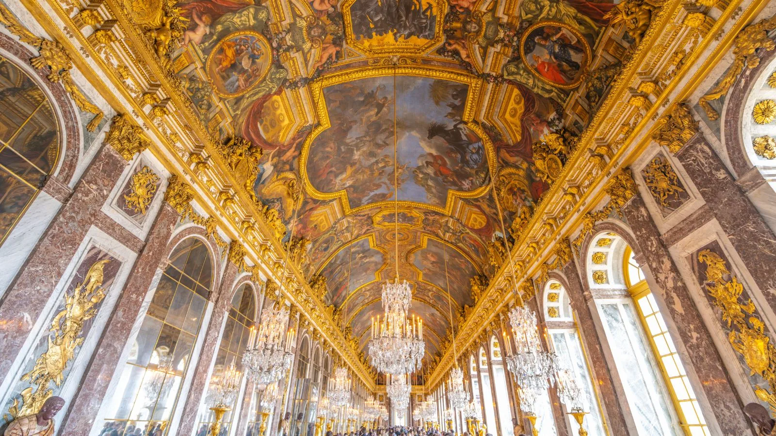 Galería de los Espejos del Palacio de Versalles cerca de París