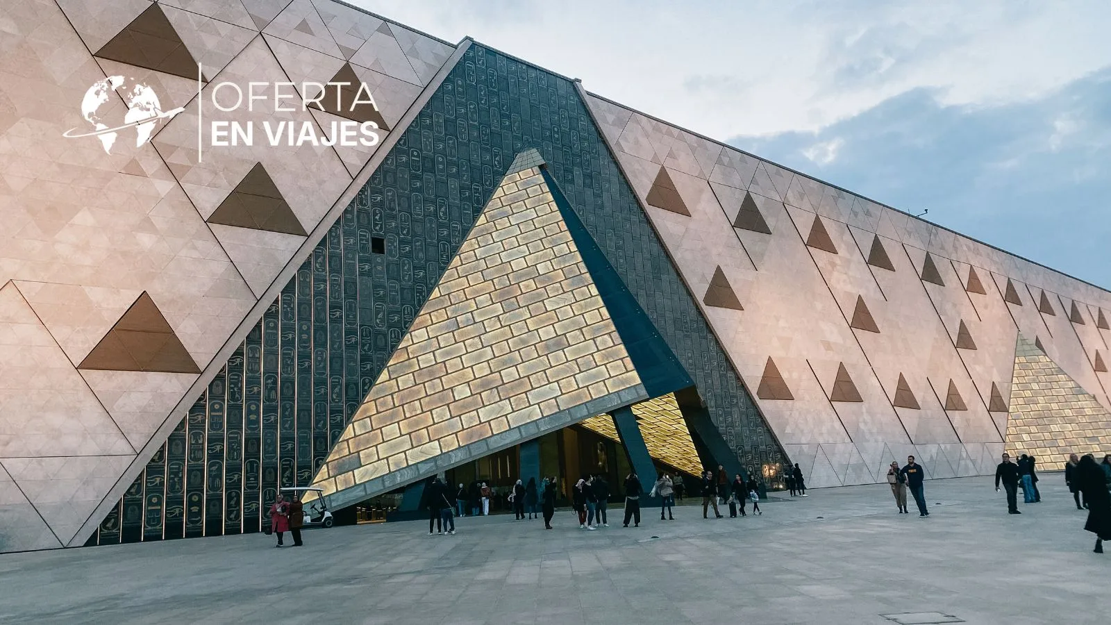 Gran Museo Egipcio en Giza cerca de las Pirámides de Egipto
