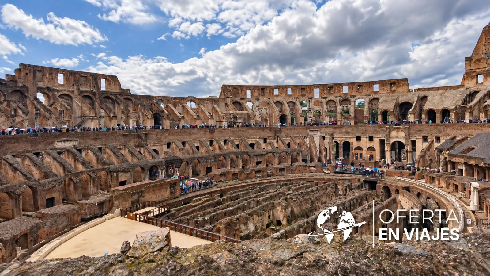Interior del Coliseo Romano con el hipogeo y las antiguas graderías en Roma