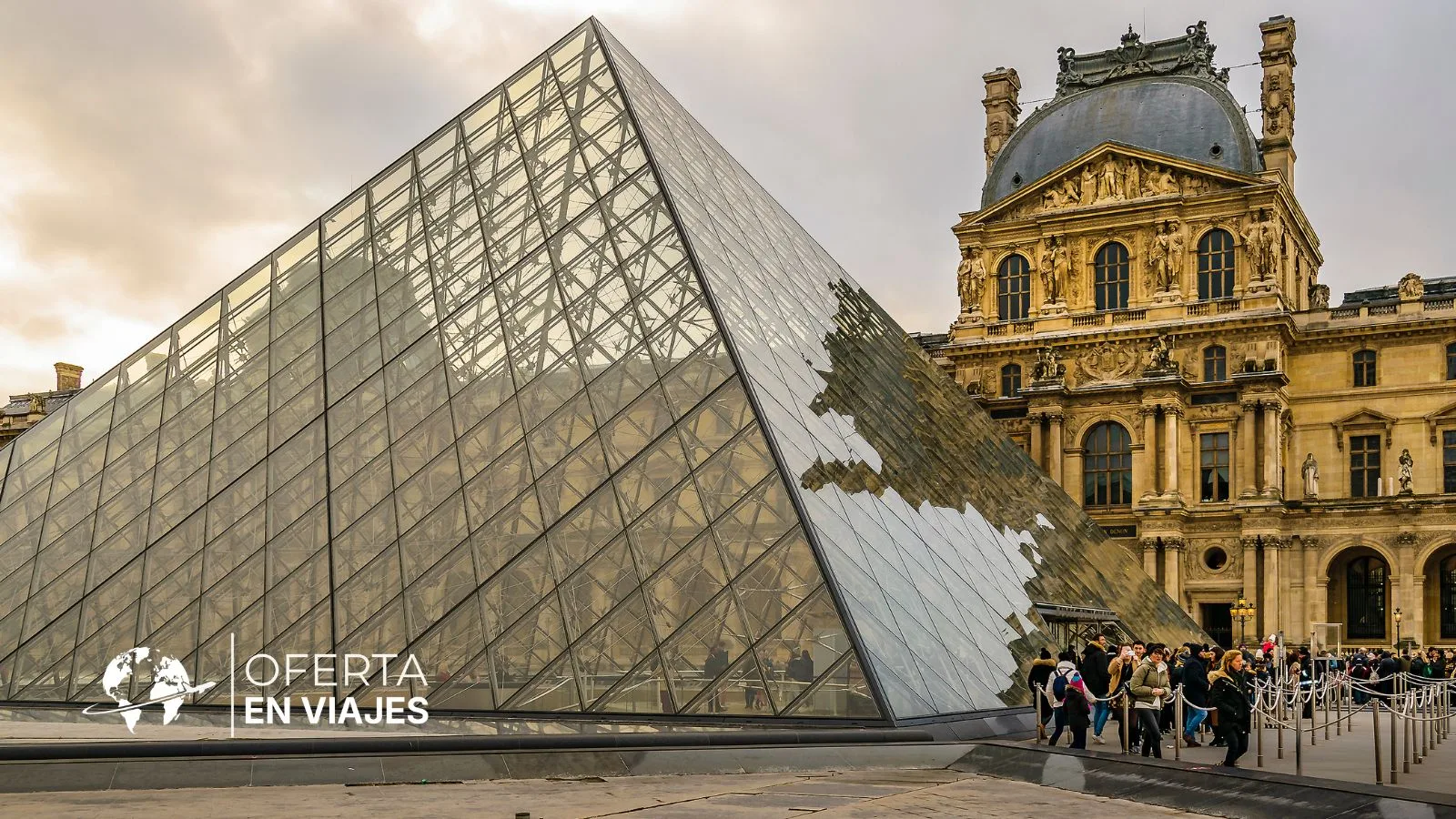 Museo del Louvre y pirámide de cristal en París, Francia