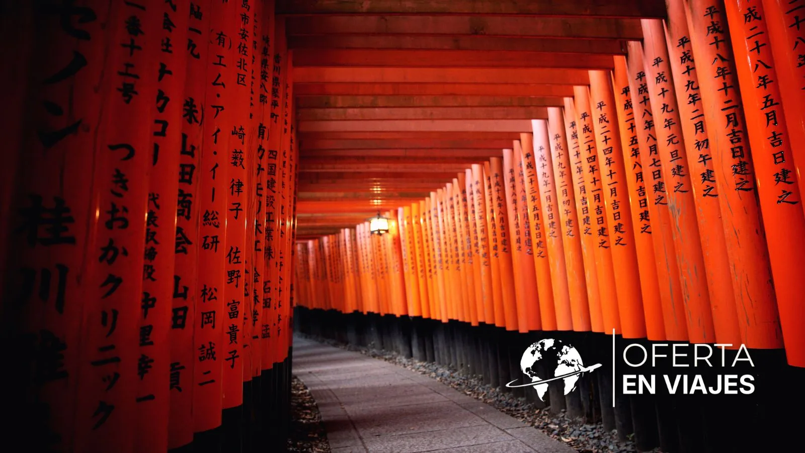 Torii rojos del santuario Fushimi Inari en Kioto, Japón