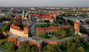 Castillo de Wawel junto al río Vístula en Cracovia, Polonia