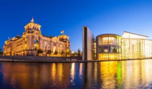 Reichstag y río Spree en Berlín, Alemania