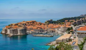 Ciudad amurallada de Dubrovnik junto al mar Adriático, Croacia