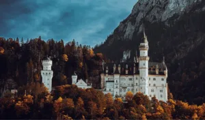 Castillo de Neuschwanstein entre montañas en Baviera, Alemania