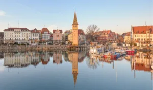 Puerto de Lindau y Alpes junto al lago de Constanza, Alemania