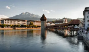 Puente de la Capilla y casco histórico de Lucerna, Suiza