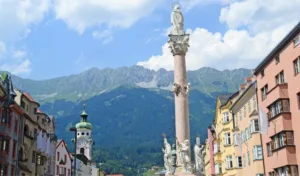 Innsbruck y la cordillera Nordkette en los Alpes austríacos