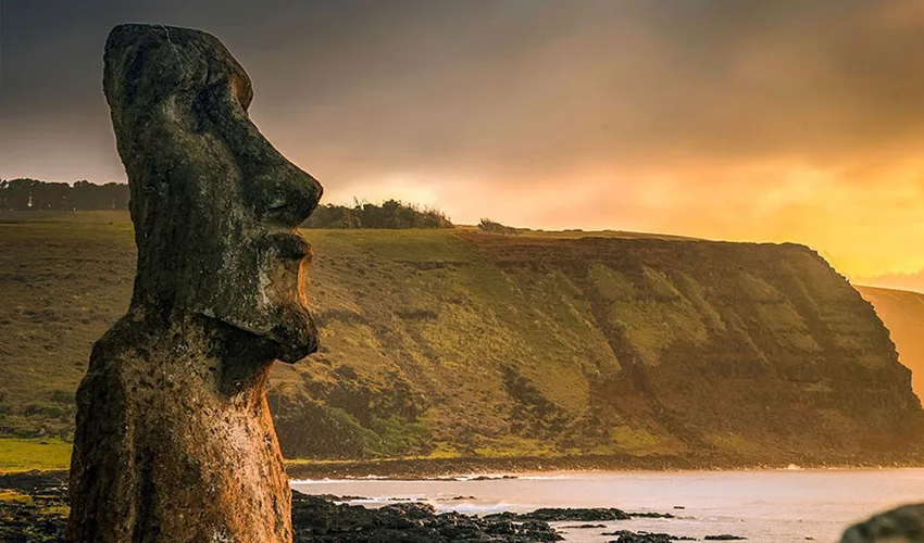 Isla de Pascua y Santiago