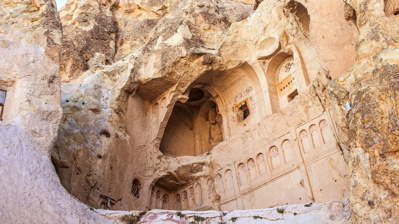 Iglesias excavadas en la roca del Museo al Aire Libre de Göreme en Capadocia