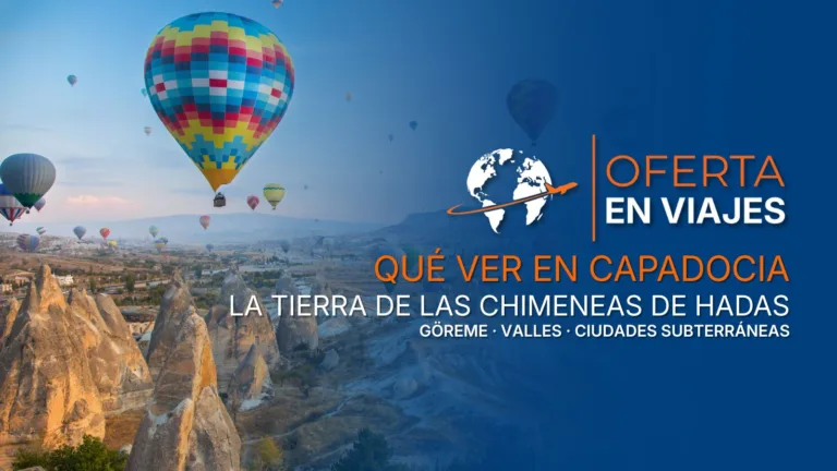 Vista panorámica de Capadocia con chimeneas de hadas y globos aerostáticos