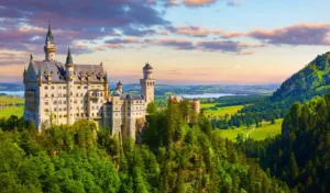 Castillo de Neuschwanstein en los Alpes de Alemania