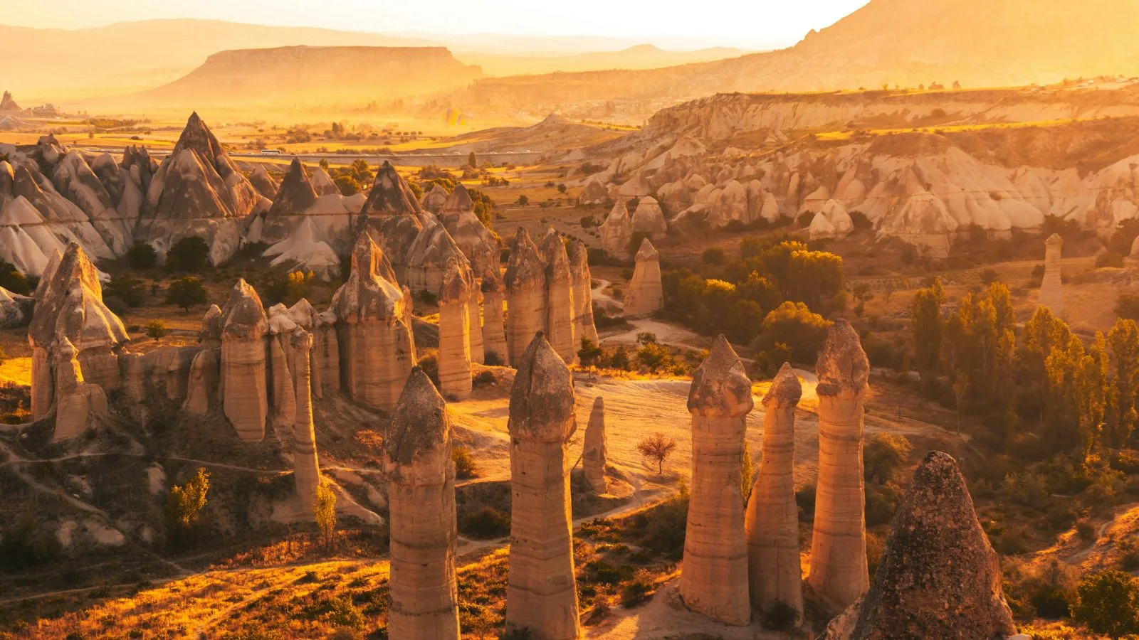Valle de Capadocia con chimeneas de hadas y formaciones rocosas