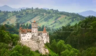 SUEÑO RUMANO imagen aerea de transilvania (RUMANIA) con el castillo de Bran visto desde el aire