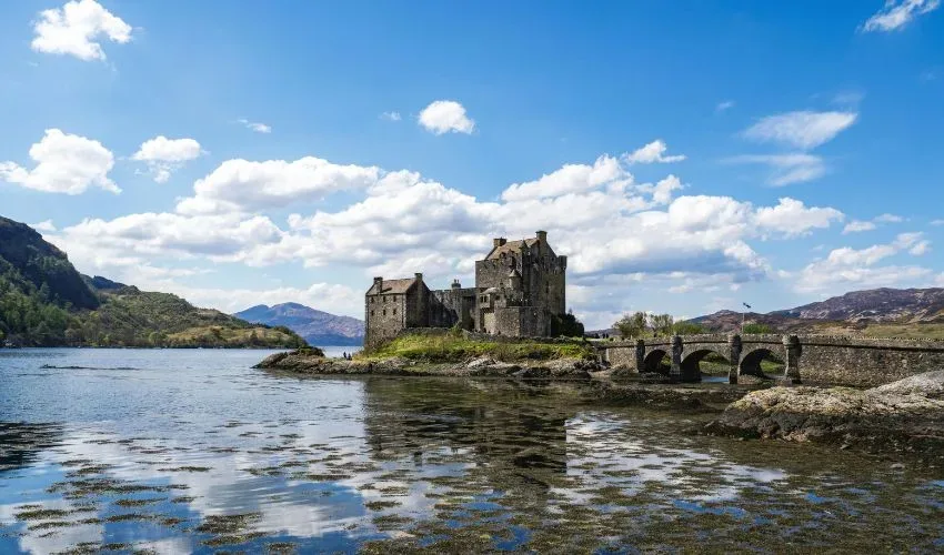 Lago Ness rodeado por las Highlands de Escocia