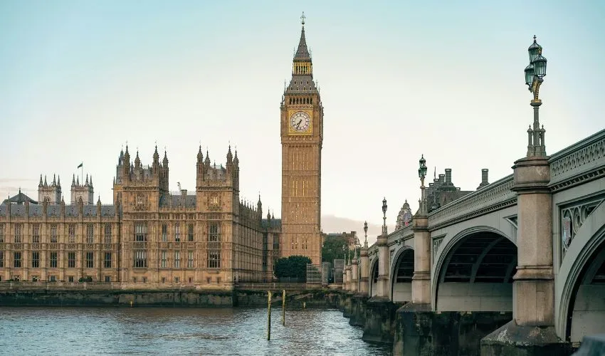 Big Ben y Westminster junto al río Támesis en Londres