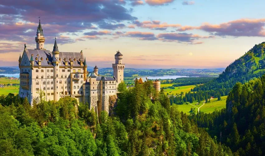 Castillo de Neuschwanstein en los Alpes de Alemania